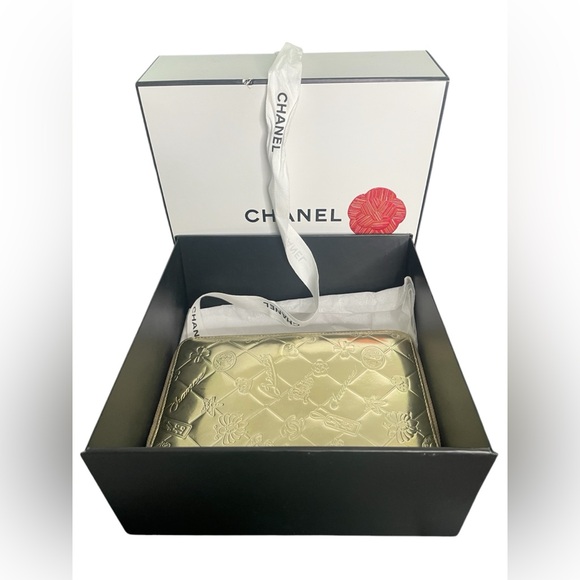 Chanel Gold Patent Leather Lucky Symbols Zip Around Wallet w/COA & More - Picture 2 of 9